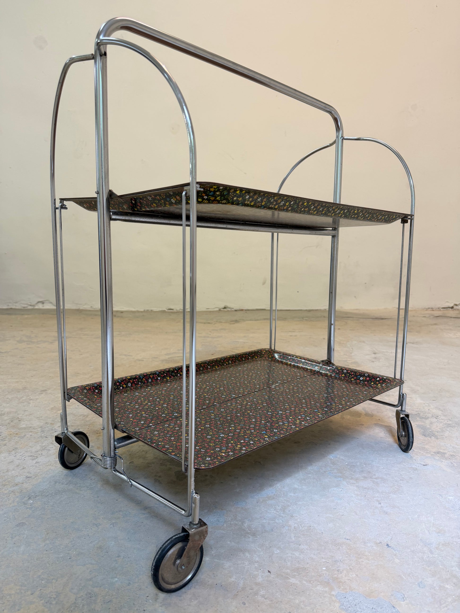 Dinette Servierwagen mit Blümchen und Chrom