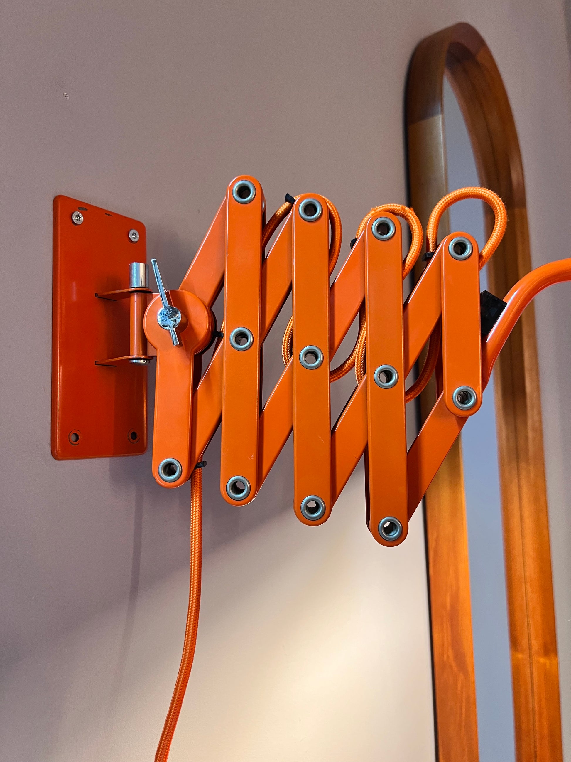 Wandlampe orange von Hustadt Scherenlampe