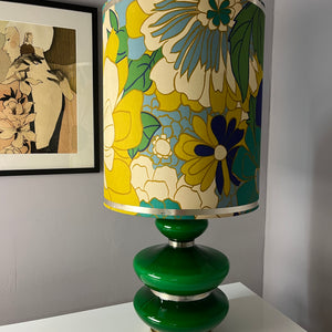 Tischlampe grün mit leuchtendem Glasfuß und floralem Schirm von Doria