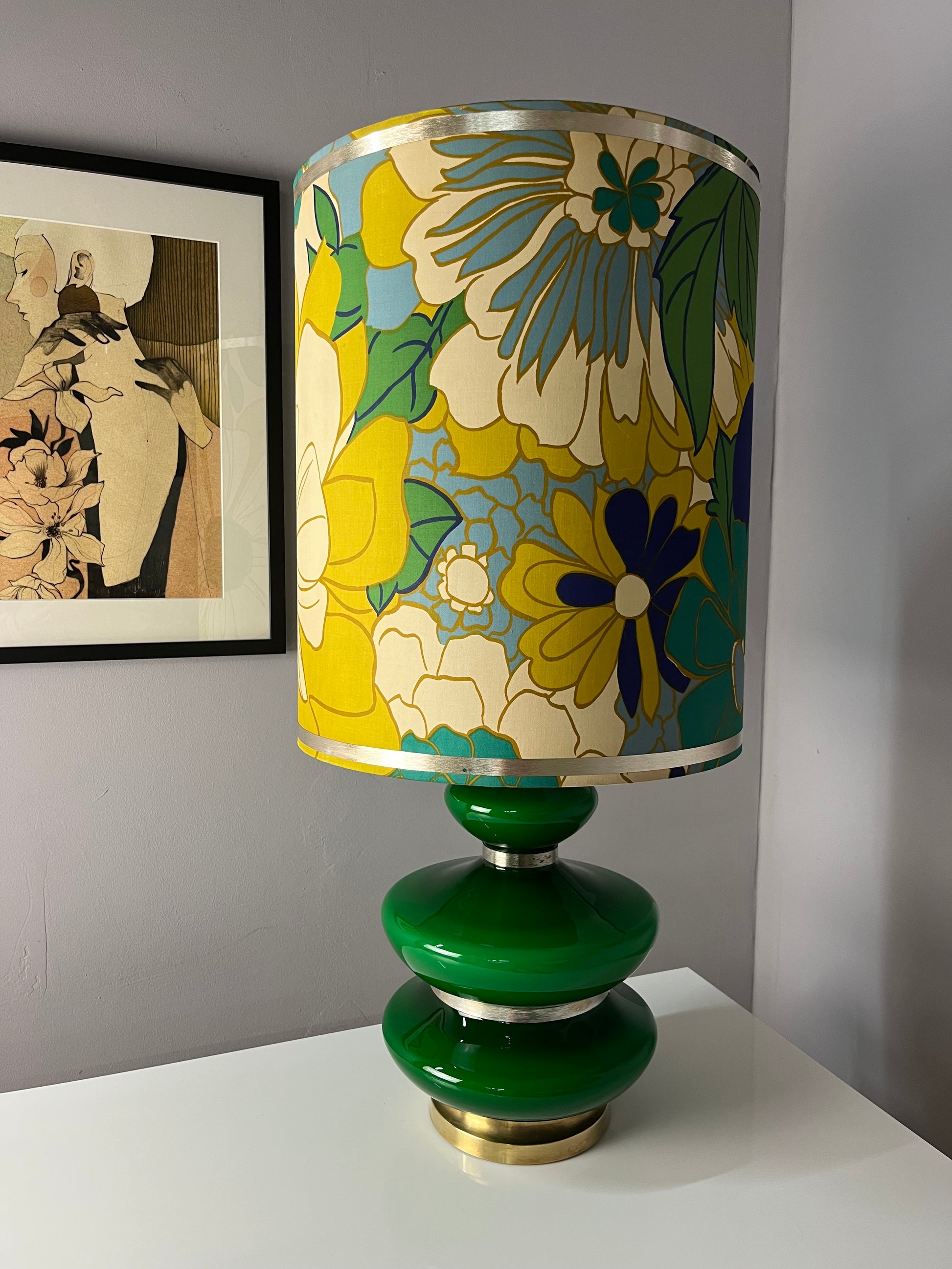 Tischlampe grün mit leuchtendem Glasfuß und floralem Schirm von Doria