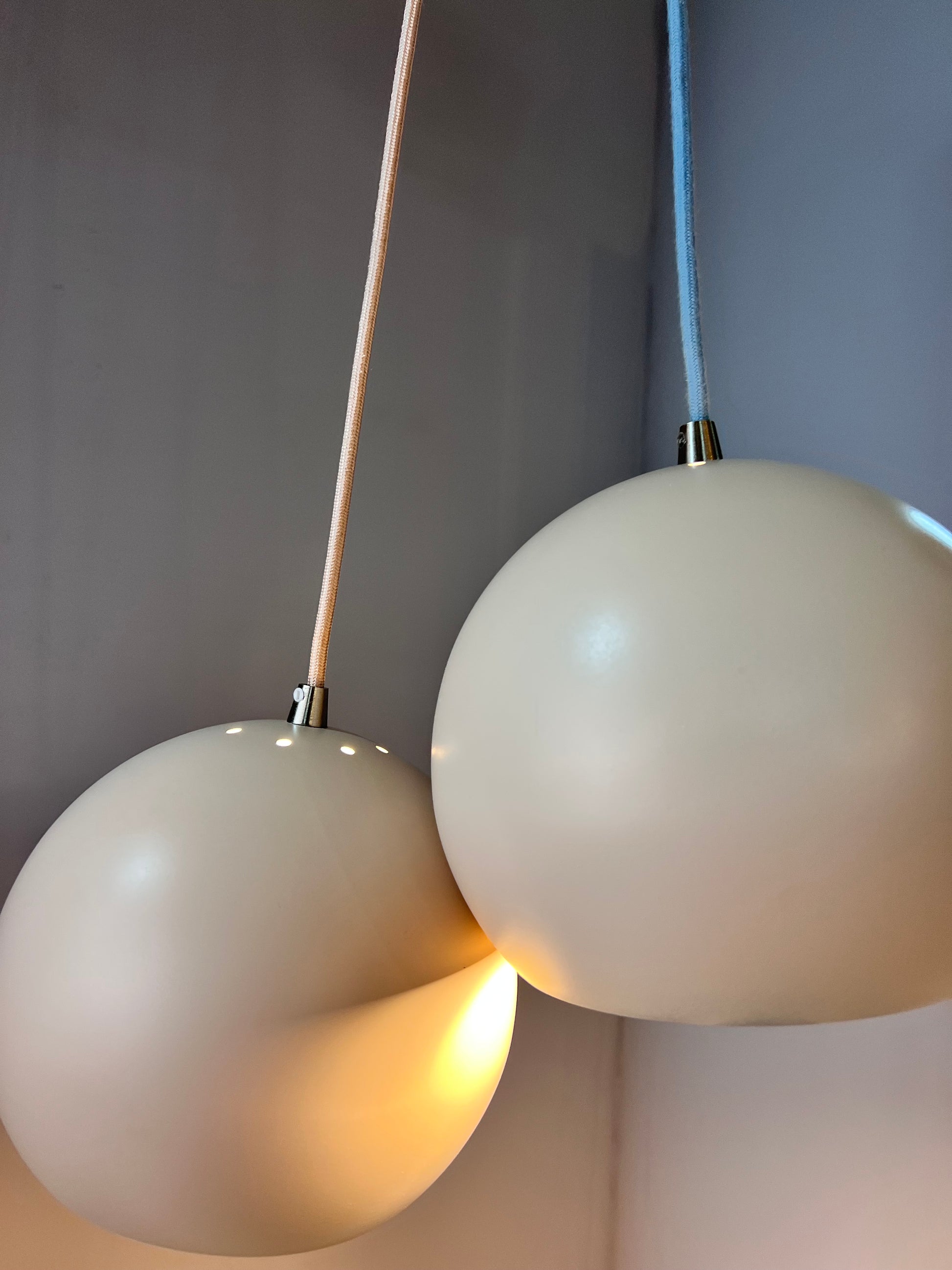 Set: 2x Kugellampe neu lackiert creme