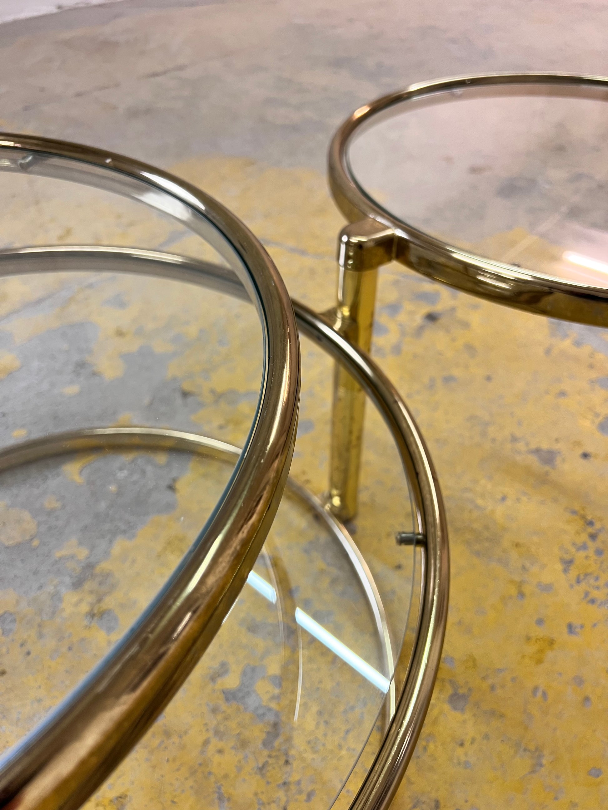 Runder Couchtisch Messing Glas mit drehbaren Tischplatten