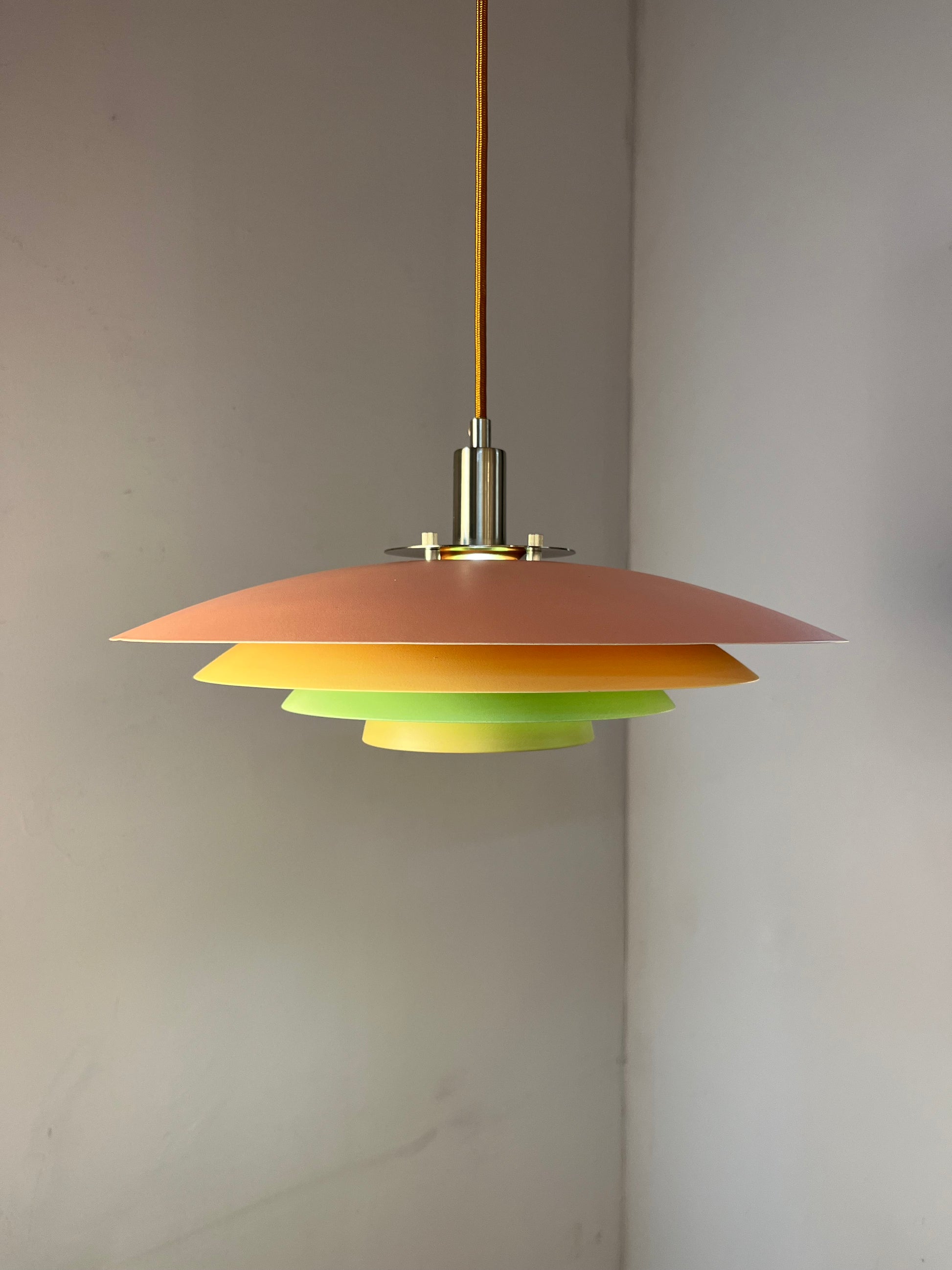 Lamellenlampe neu lackiert peach gelb mint aus Dänemark