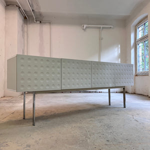 Sideboard weiß mit kreisförmigem Reliefmuster aus Belgien