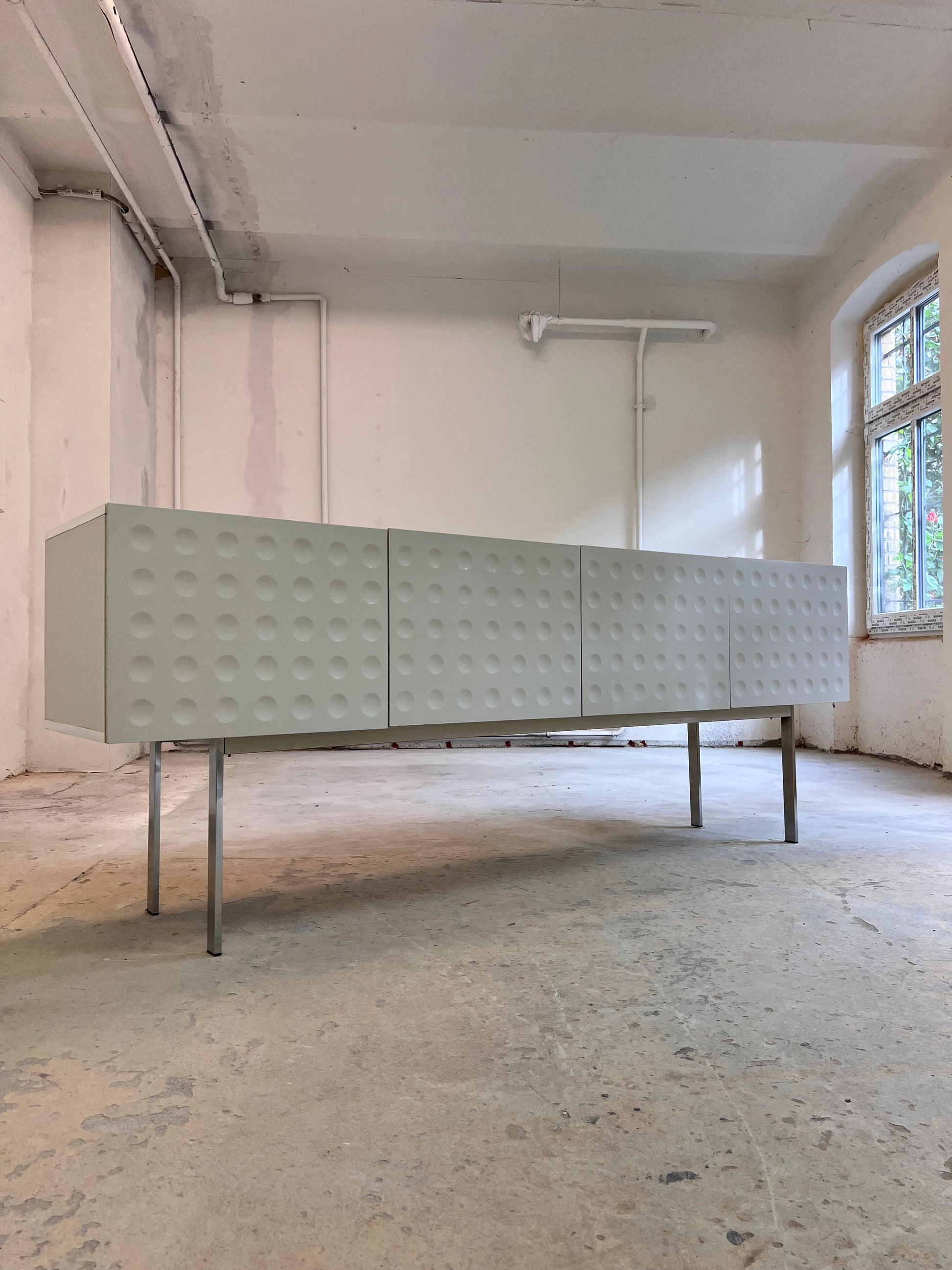 Sideboard weiß mit kreisförmigem Reliefmuster aus Belgien
