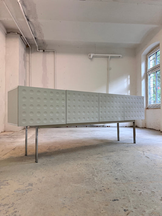 Sideboard weiß mit kreisförmigem Reliefmuster aus Belgien