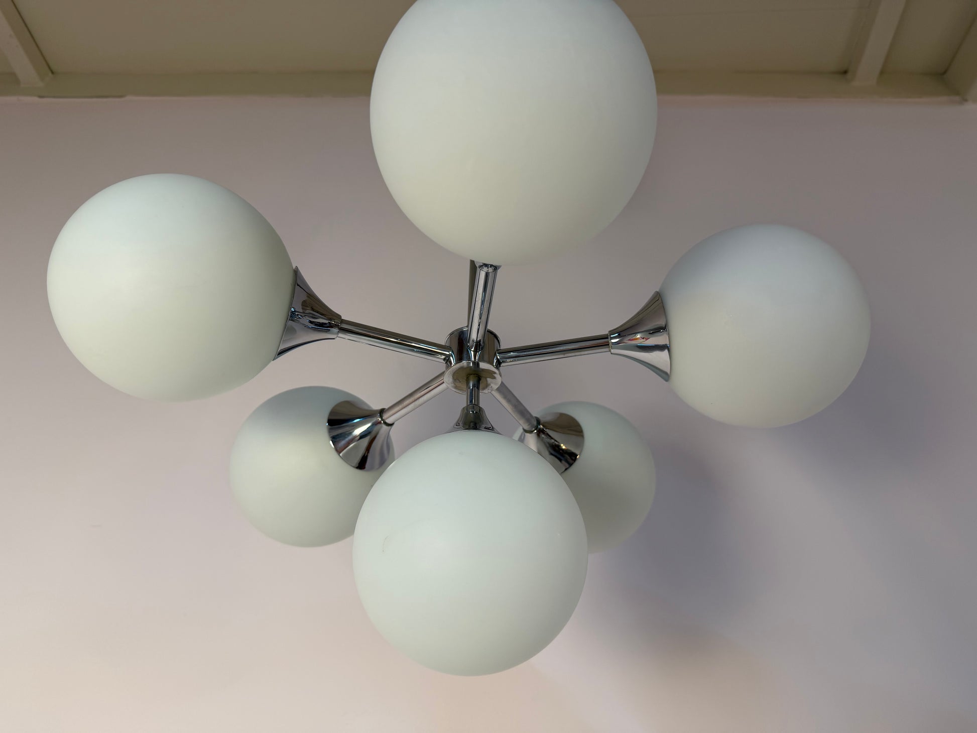 Sputnik Kronleuchter Chrom Opalglas