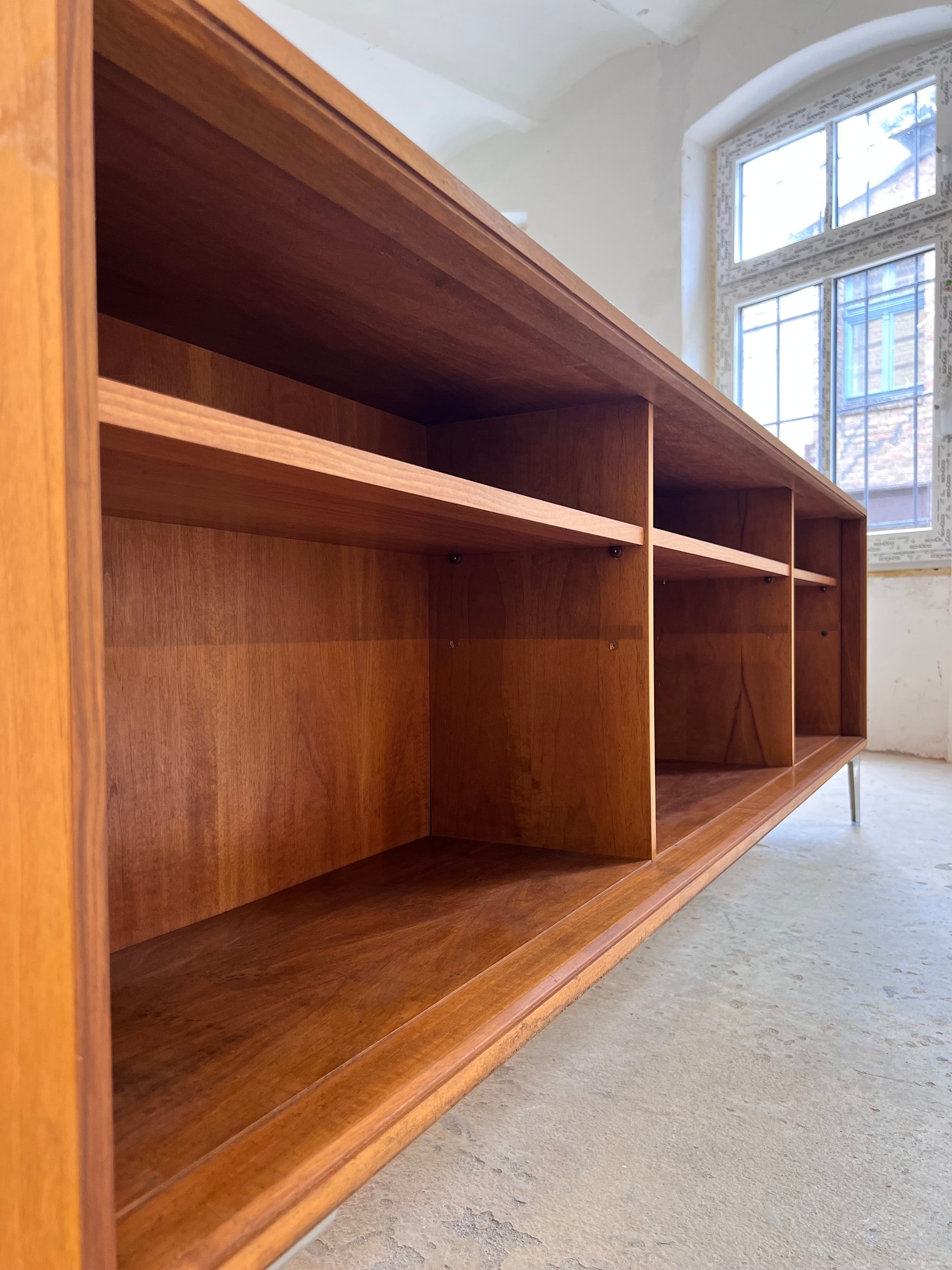 Sideboard Regal Nussbaum mit neuen Chromfüßen