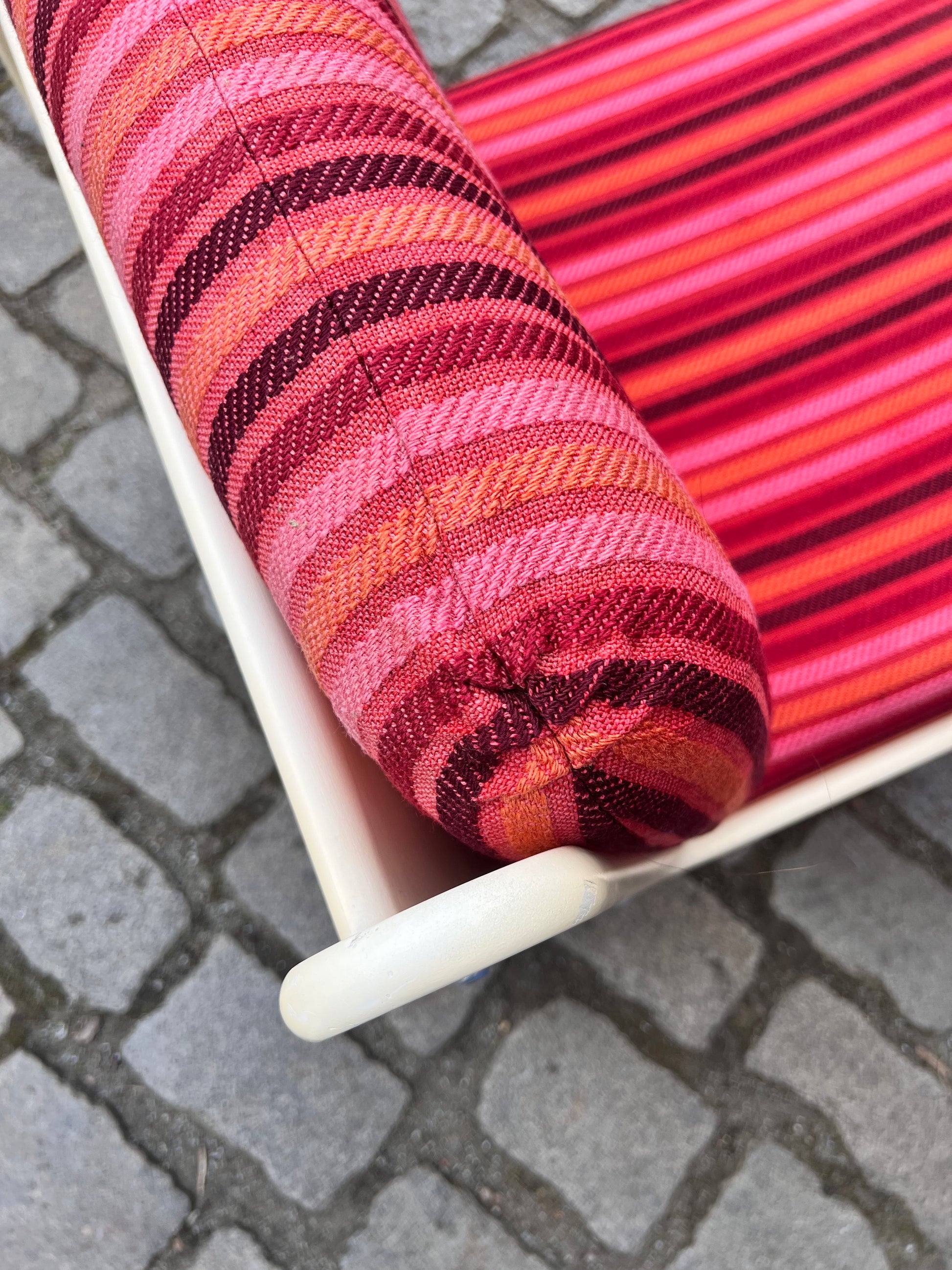Sessel 70er pink gestreift