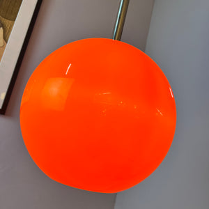 Große Kugellampe orange Kunststoff mit Chromstab
