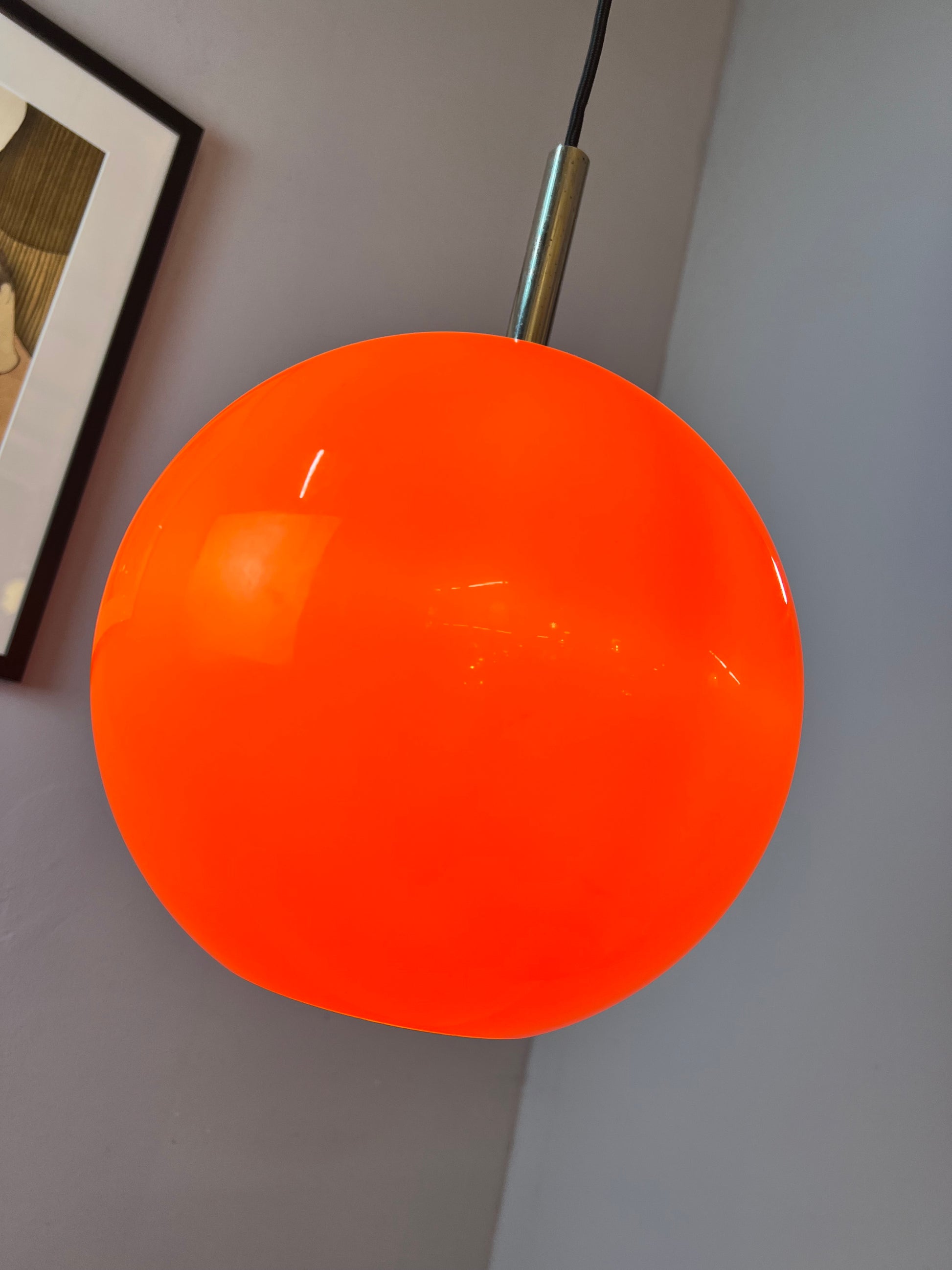 Große Kugellampe orange Kunststoff mit Chromstab