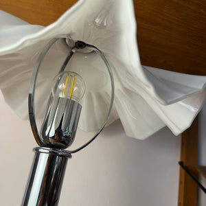 Tischlampe mit gewelltem Glasschirm & Chrom