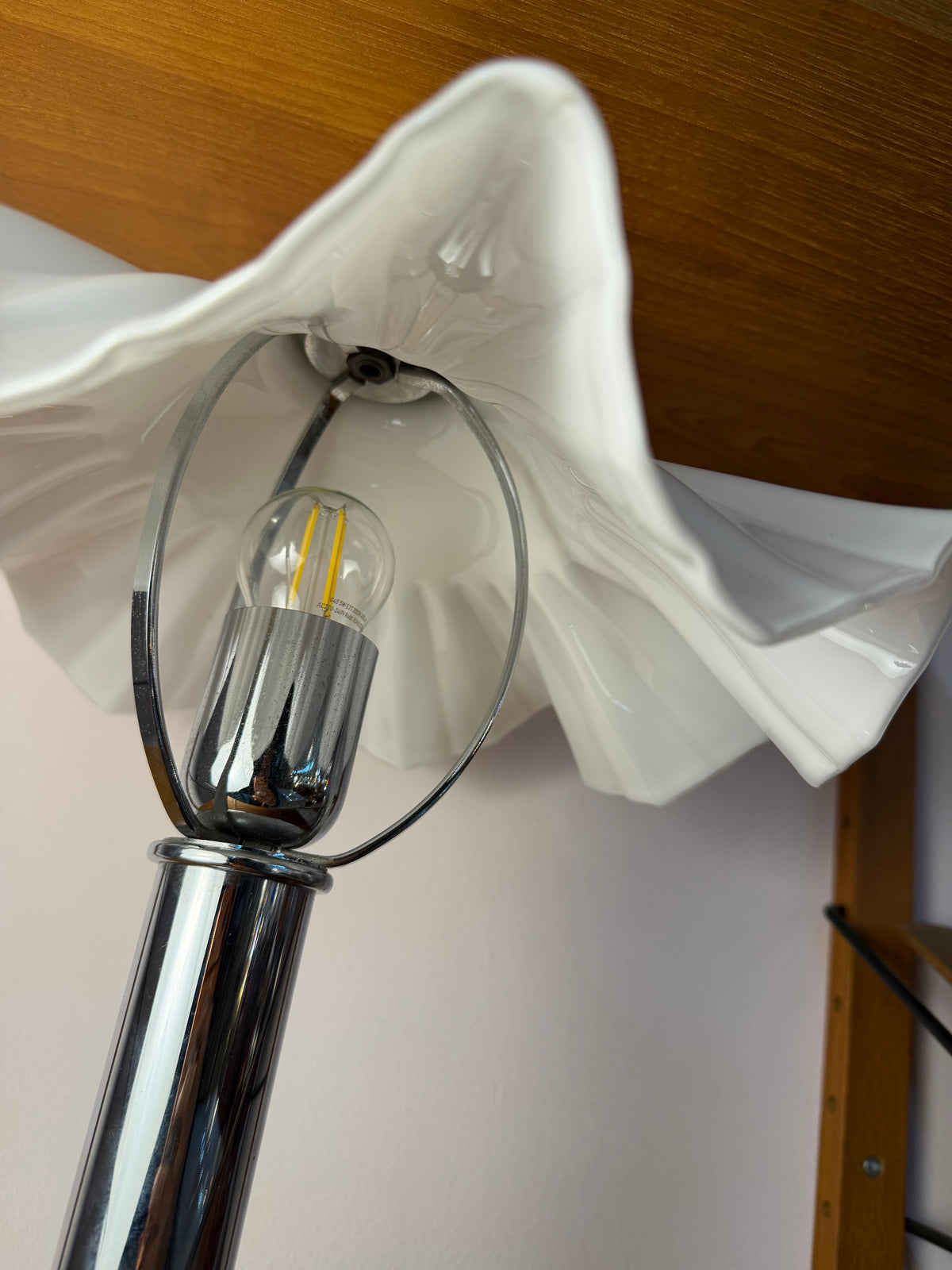 Tischlampe mit gewelltem Glasschirm & Chrom