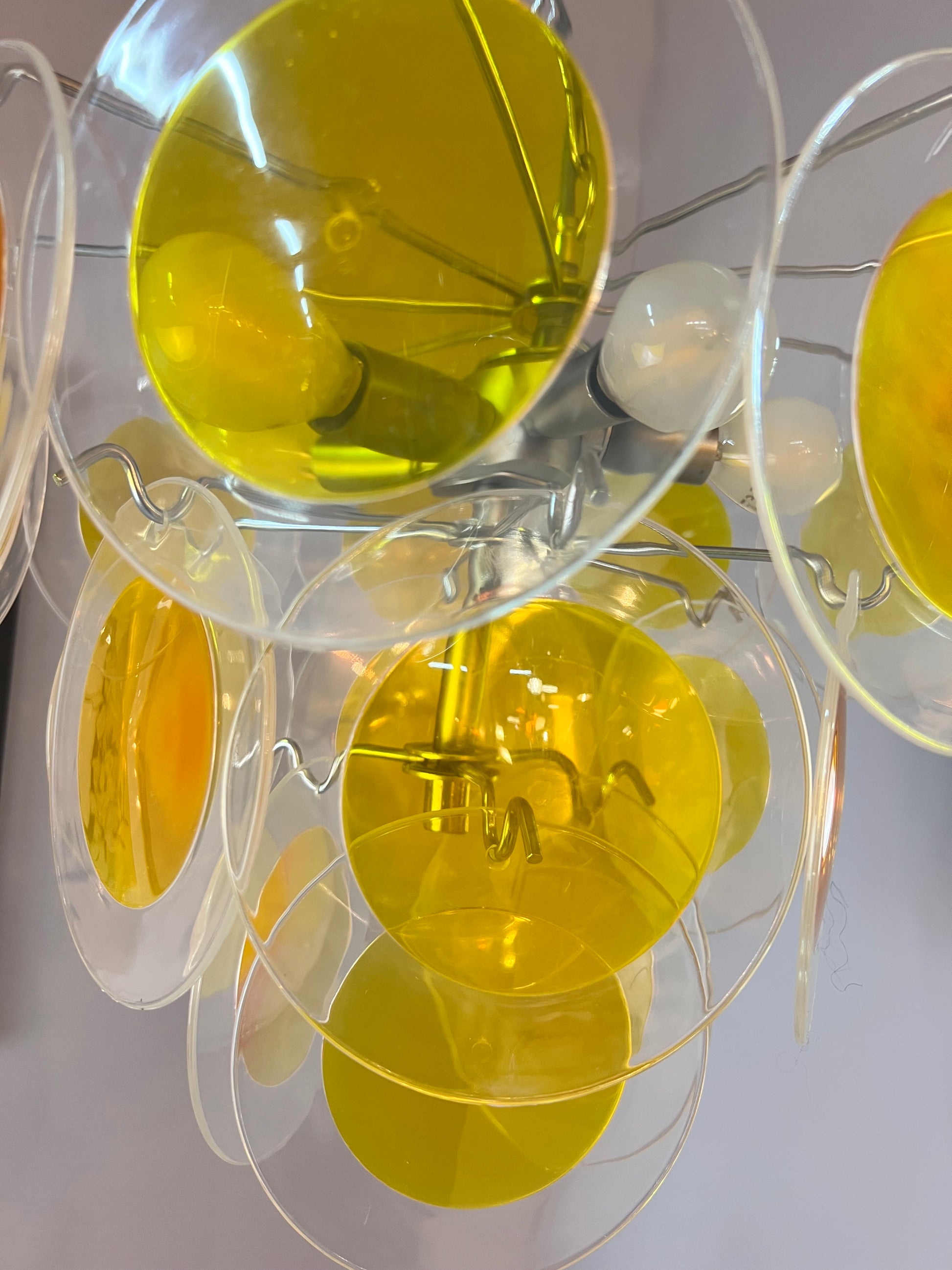 Kronleuchter gelb silber mit Plexiglas-Scheiben