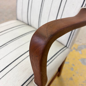 Armlehnstuhl mit paspeliertem Polster aus Dänemark