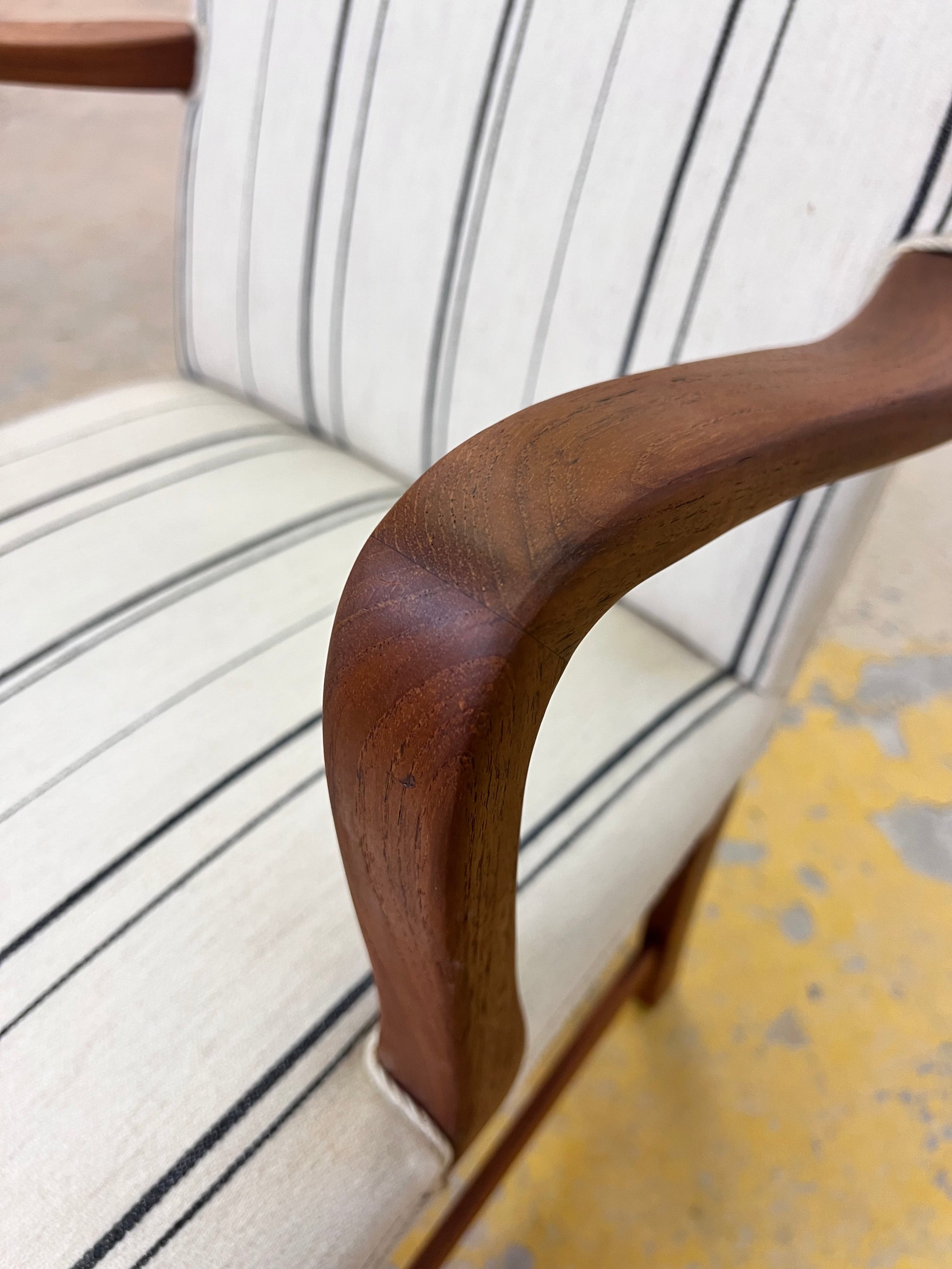 Armlehnstuhl mit paspeliertem Polster aus Dänemark