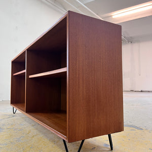 Regal Teak auf Hairpinlegs von rt Möbel