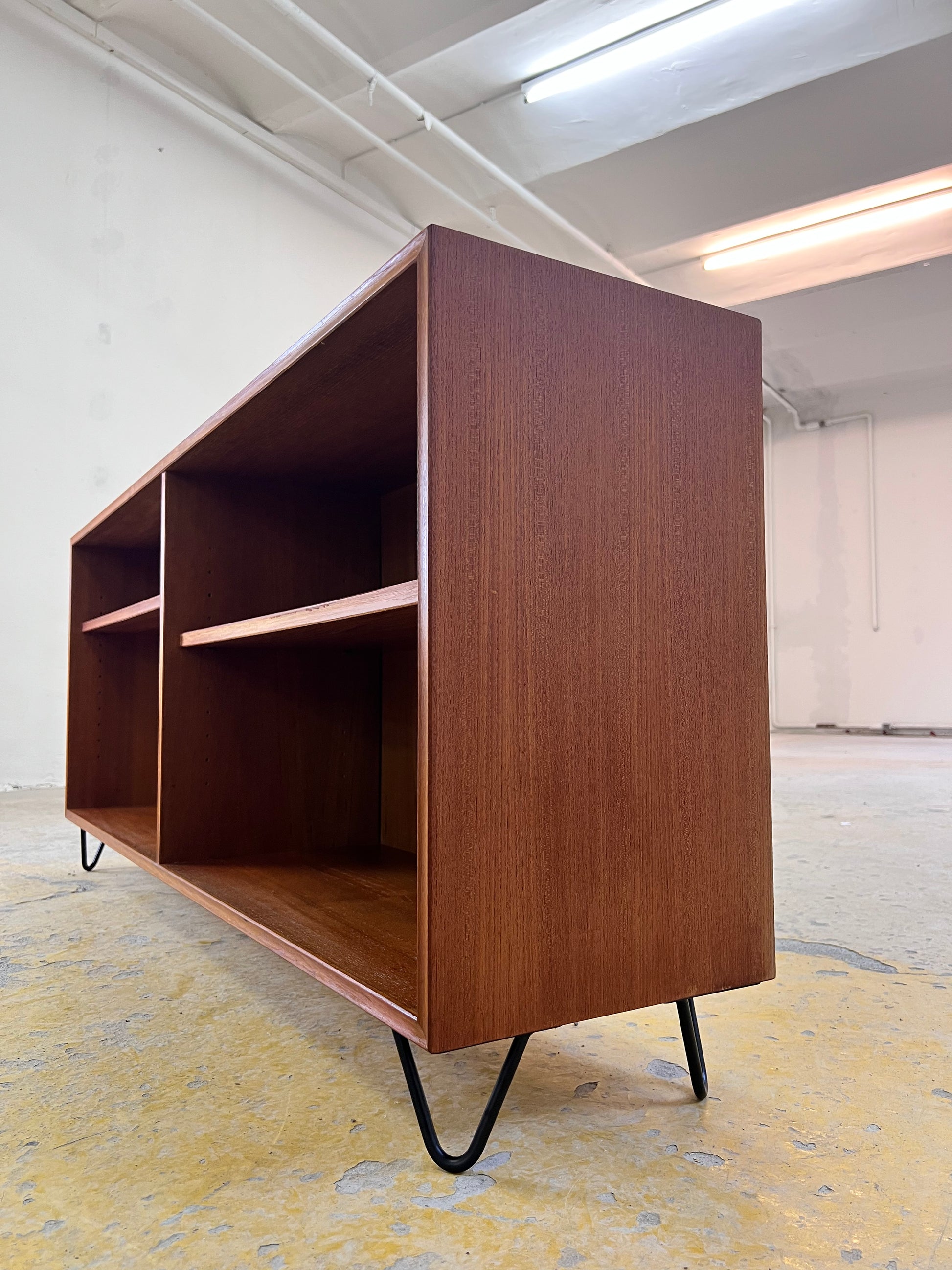 Regal Teak auf Hairpinlegs von rt Möbel