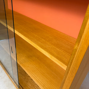 Vitrine Esche mit roter Rückwand & neuen Chromfüßen von Hellerau