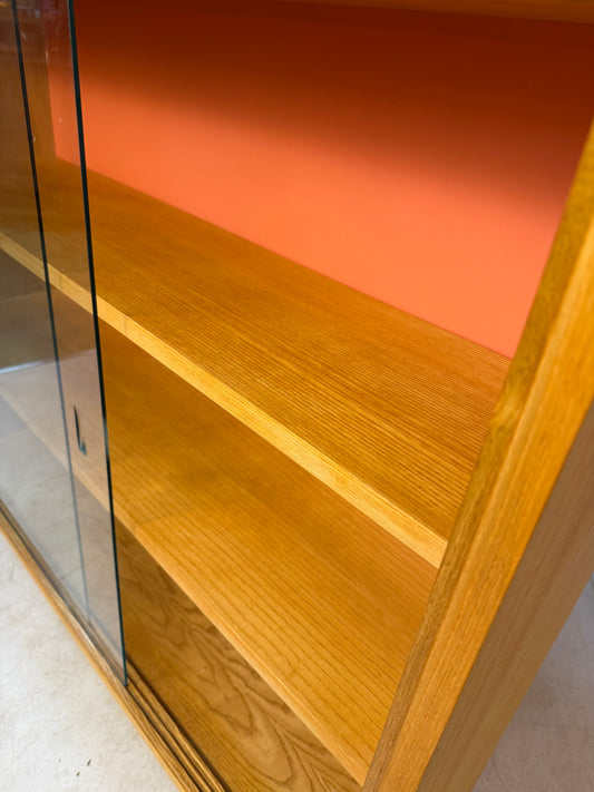 Vitrine Esche mit roter Rückwand & neuen Chromfüßen von Hellerau