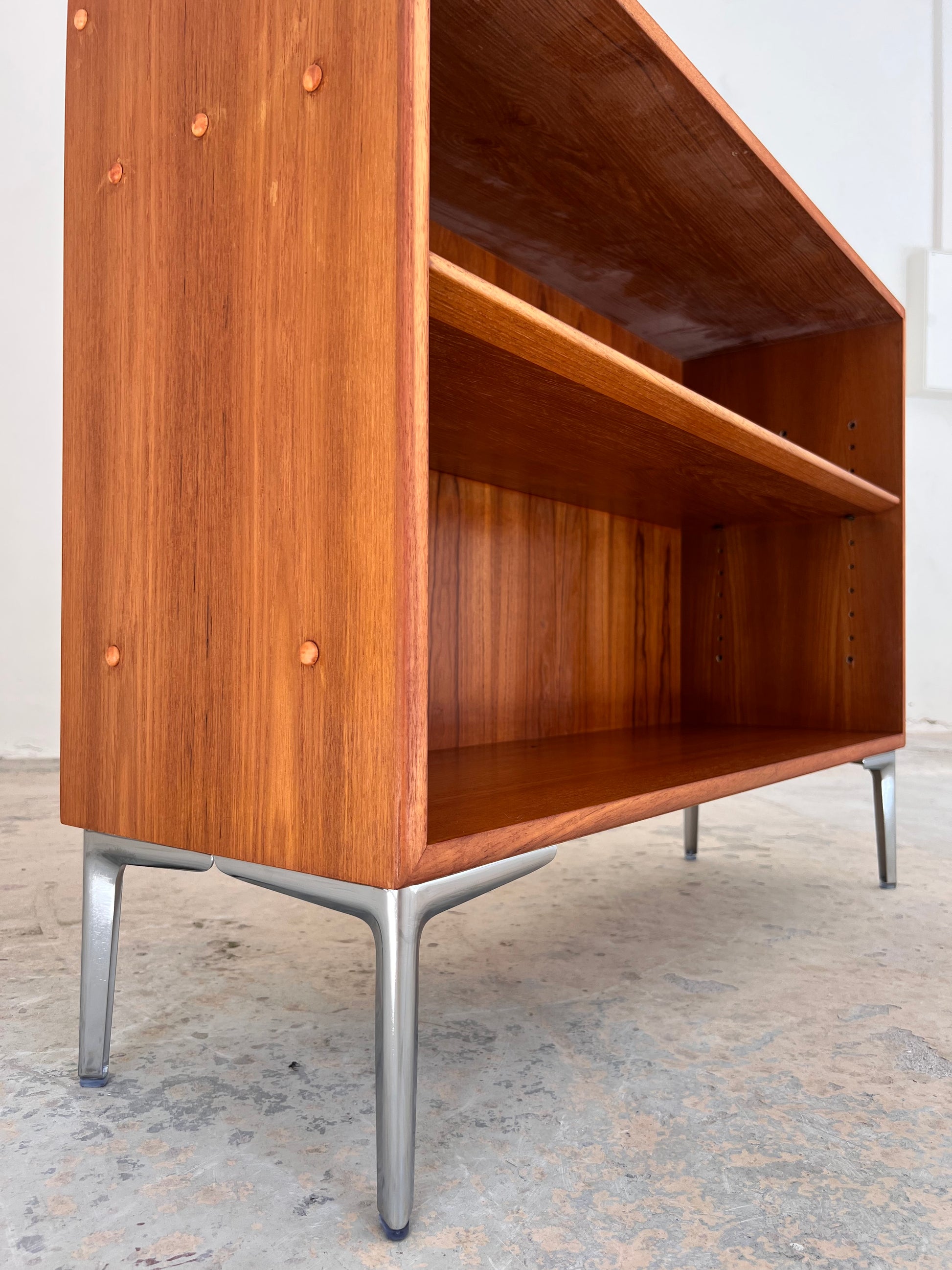 Regal Teak mit neuen Chromfüßen von Søborg Møbelfabrik