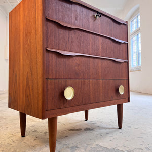 Kommode Teak mit Holz- & Messinggriffen aus Dänemark