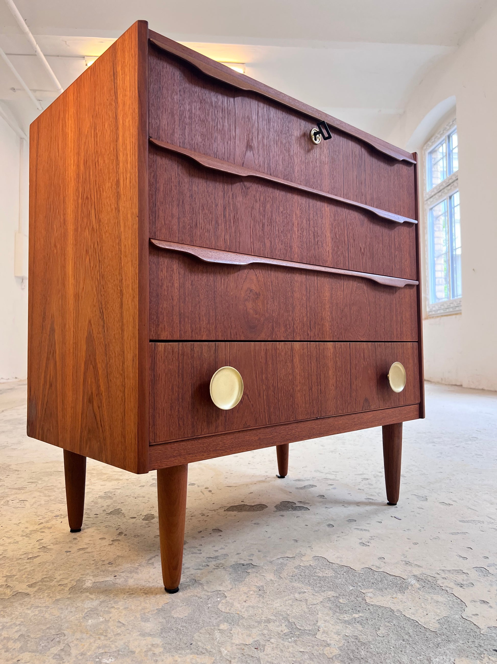 Kommode Teak mit Holz- & Messinggriffen aus Dänemark
