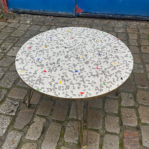 Mosaiktisch weiß grau mit original Messing-Hairpinlegs