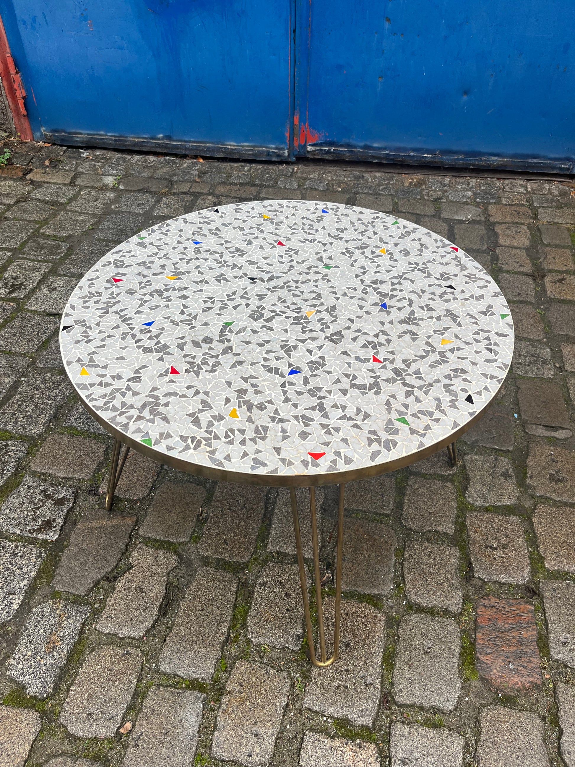 Mosaiktisch weiß grau mit original Messing-Hairpinlegs