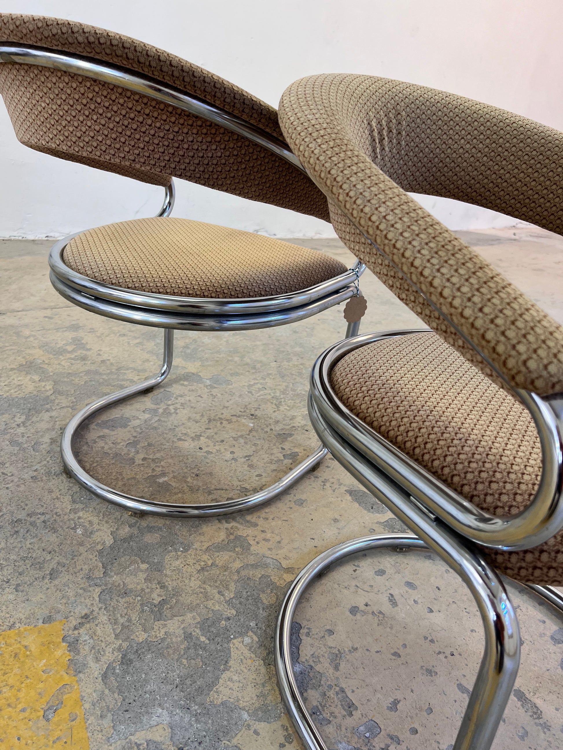 Freischwinger beige Chrom von Giotto Stoppino - mit kleinen Gebrauchsspuren