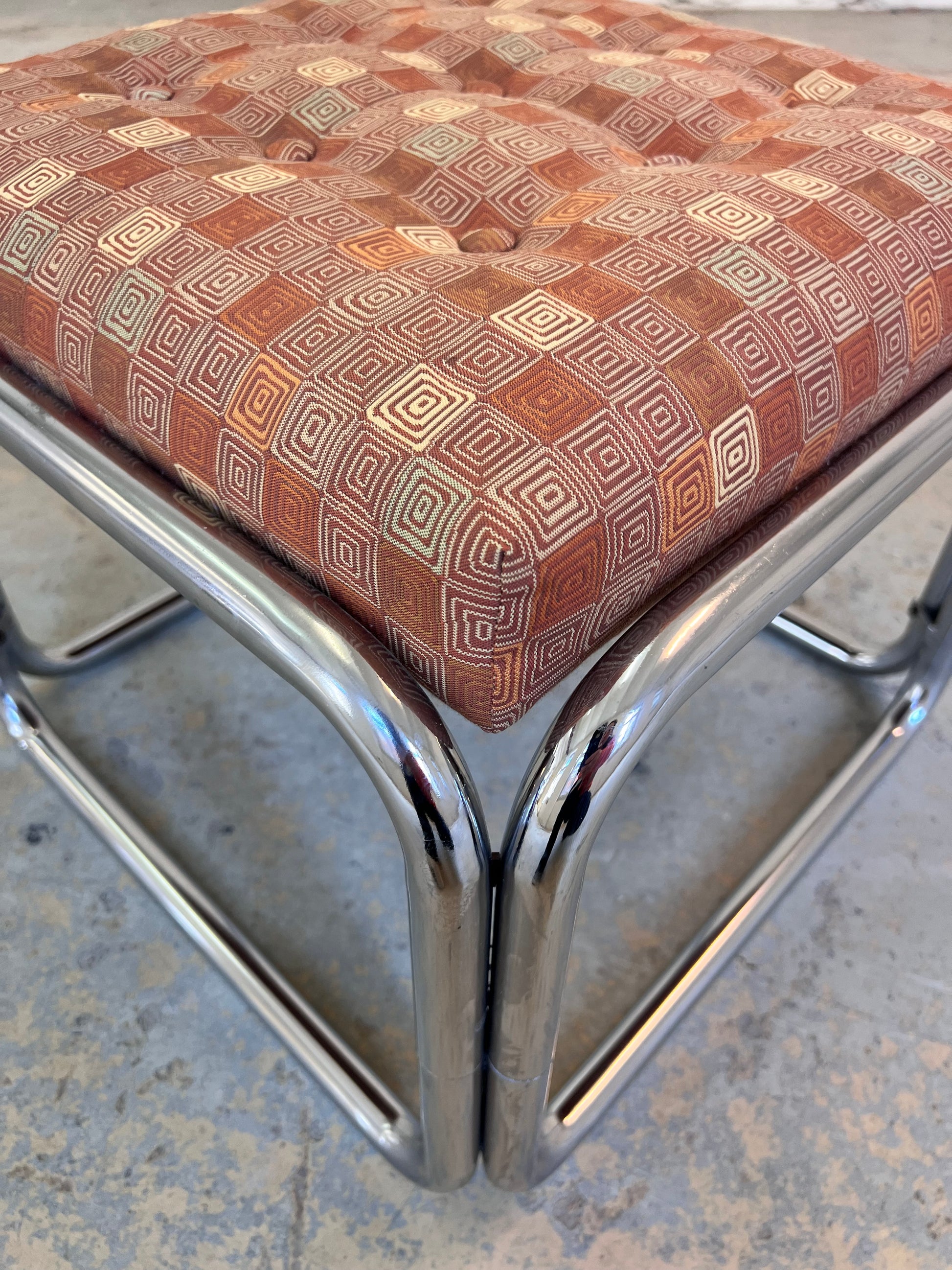 Hocker Chrom mit orange braunem Polster