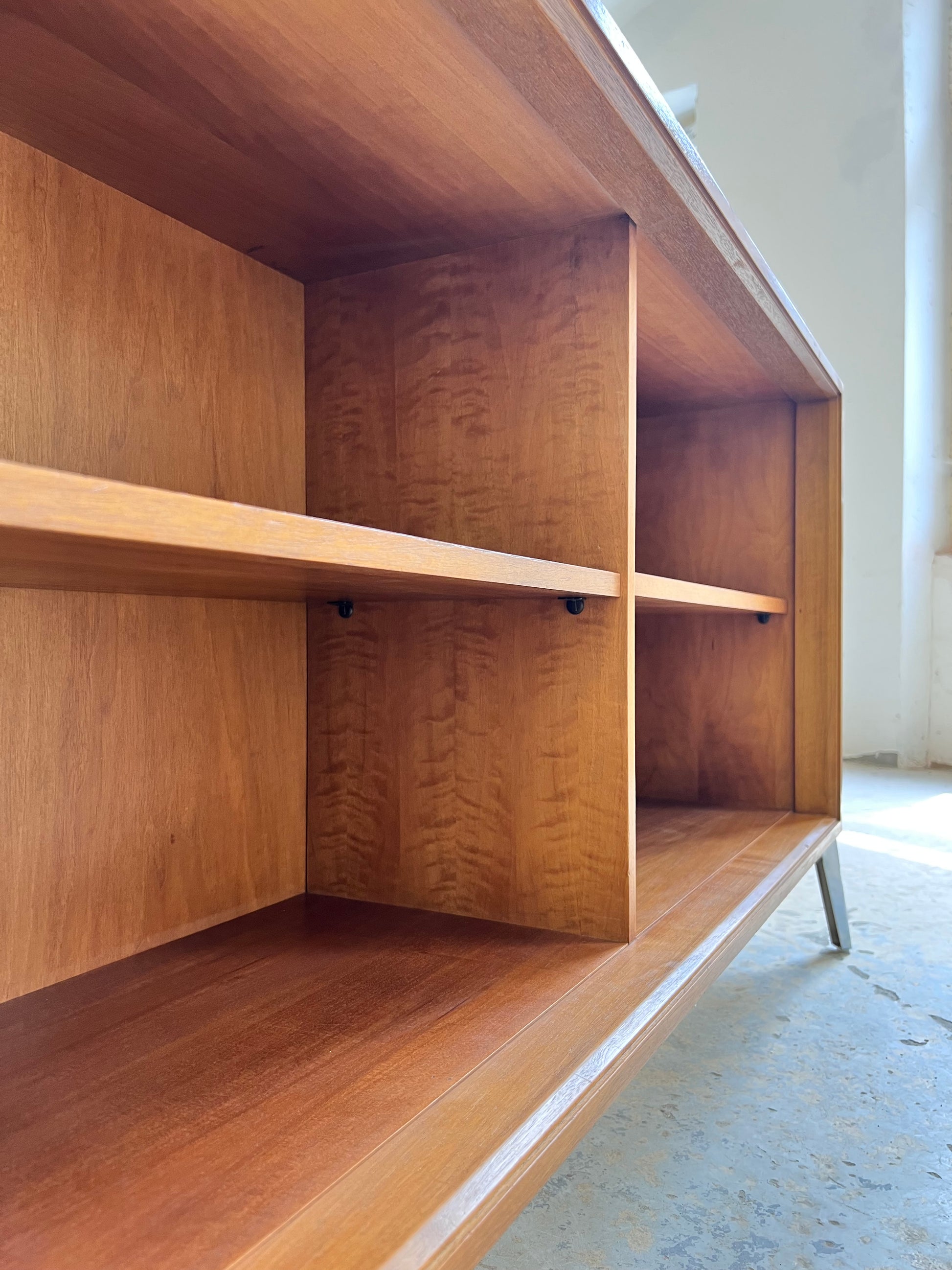 Regal Nussbaum mit neuen Chromfüßen