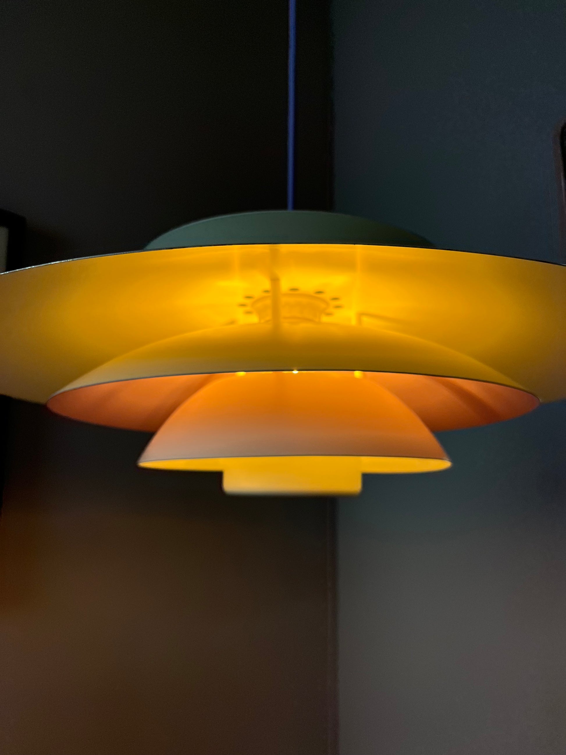 Lamellenlampe weiß lila von Formlight