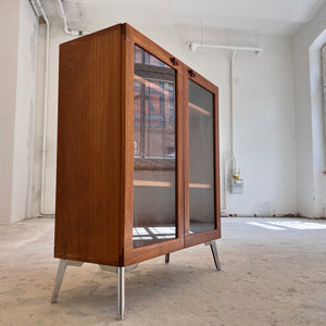 Vitrinenschrank Teak mit neuen Chromfüßen von H.W.Klein für Bramin
