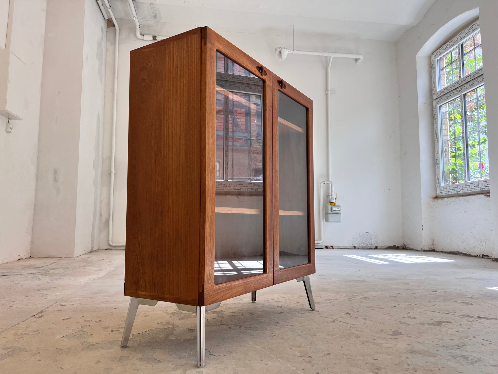 Vitrinenschrank Teak mit neuen Chromfüßen von H.W.Klein für Bramin