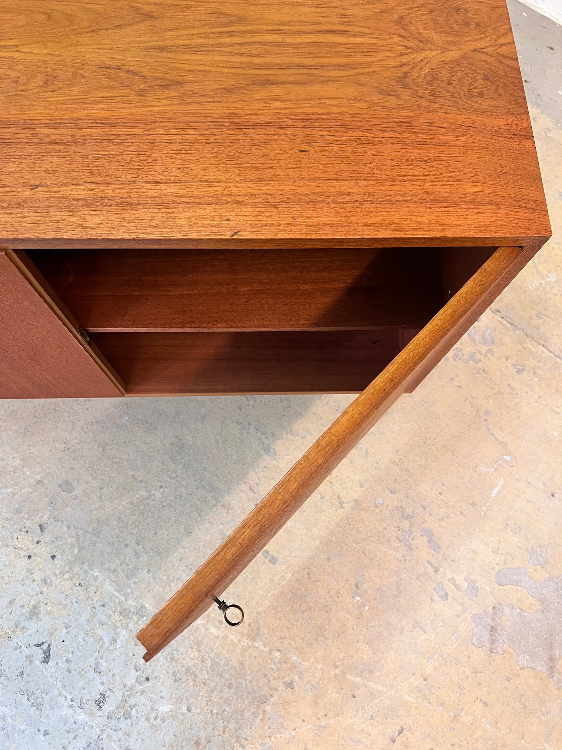 Schrank Teak auf Hairpinlegs