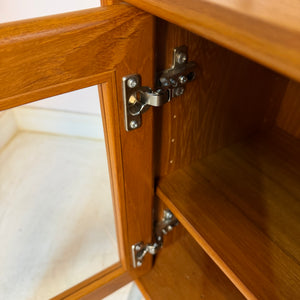 Kleiner Schrank mit Vitrine und Tür rechts von Dyrlund