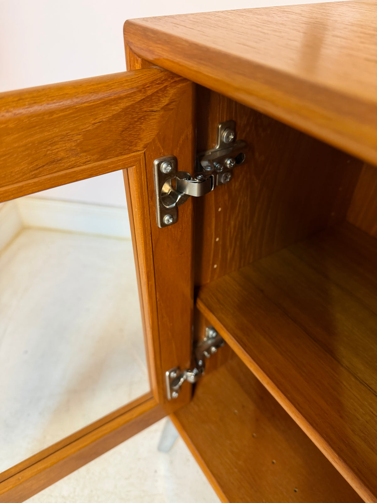 Kleiner Schrank mit Vitrine und Tür rechts von Dyrlund