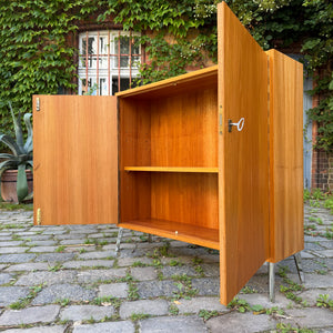 Schrank Typ 605 Esche mit neuen Chromfüßen von Hellerau