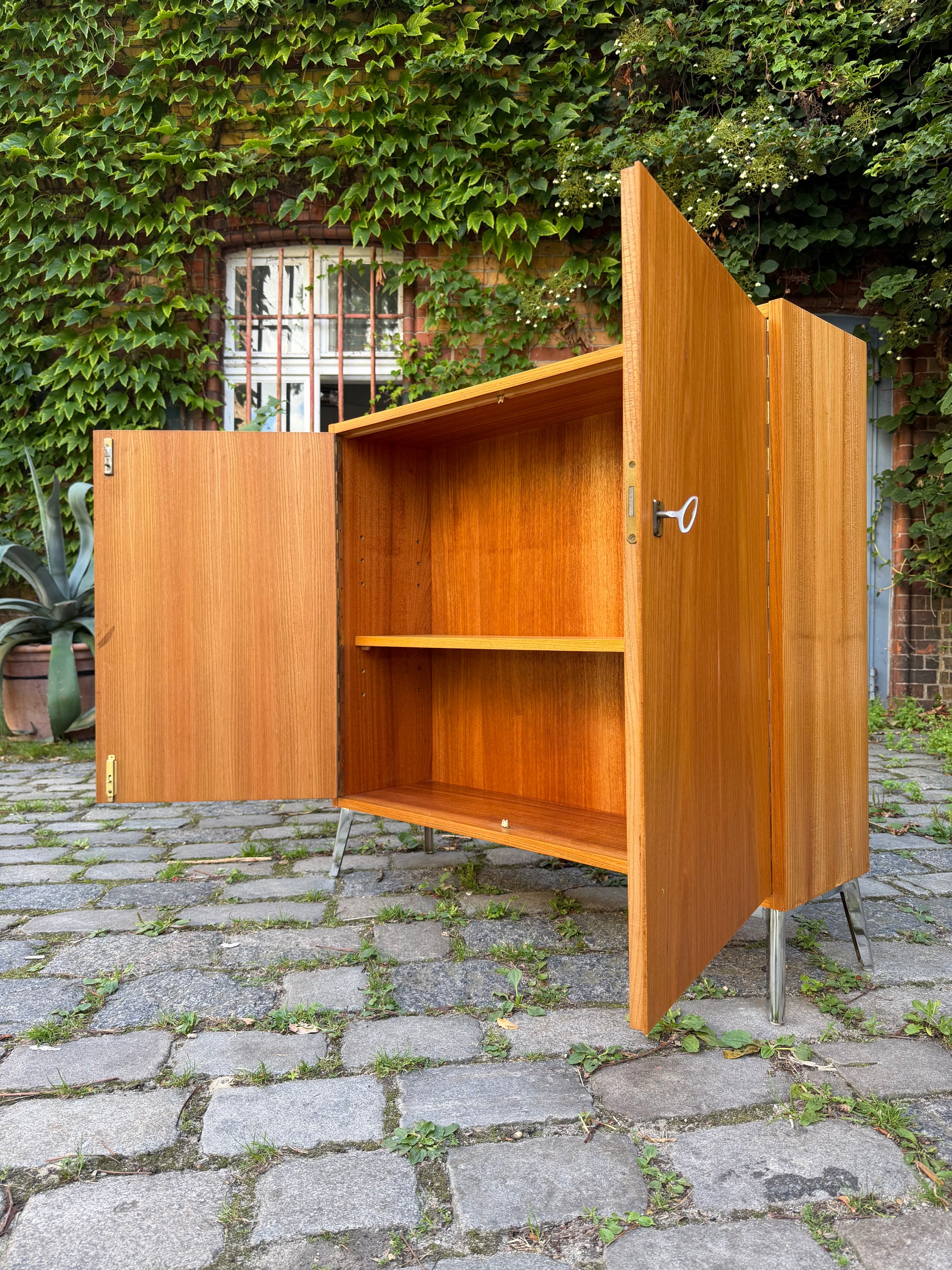 Schrank Typ 605 Esche mit neuen Chromfüßen von Hellerau