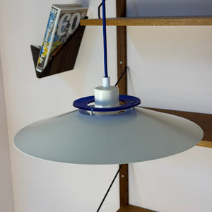 Lamellenlampe weiß mit blauem Akzentring aus Dänemark