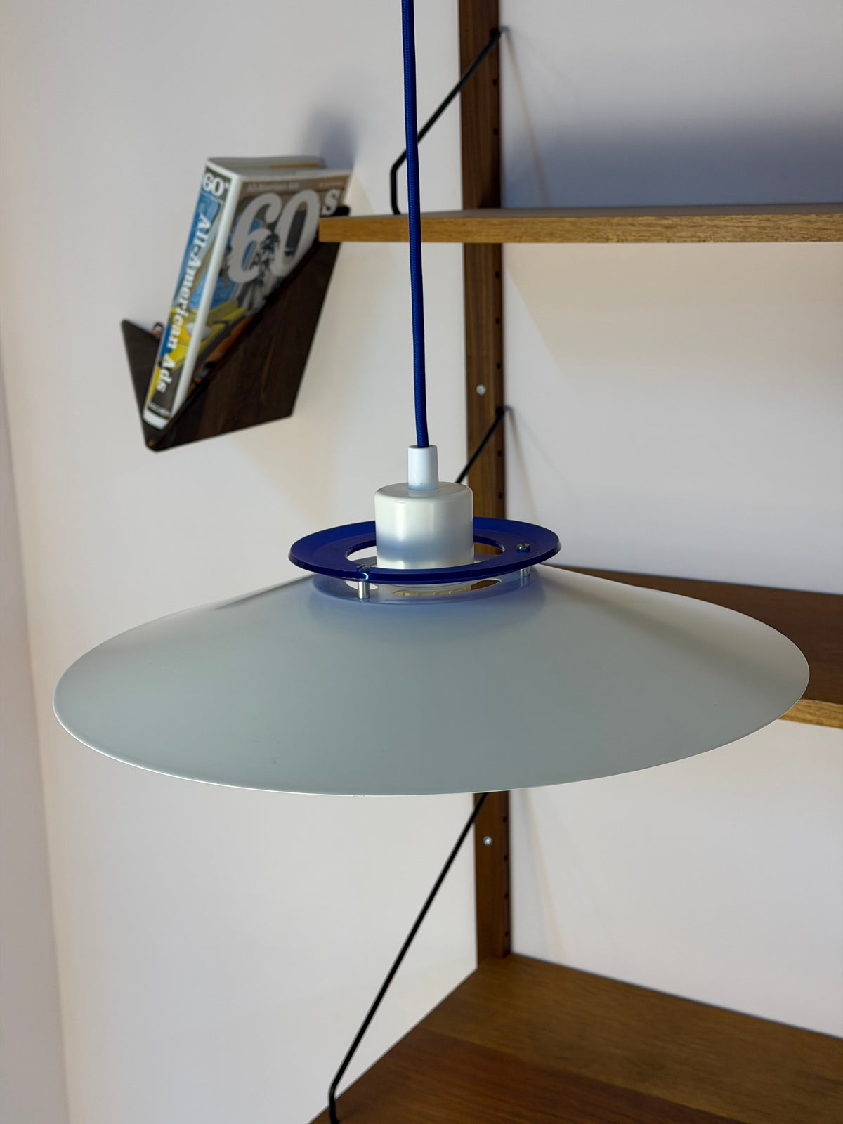Lamellenlampe weiß mit blauem Akzentring aus Dänemark