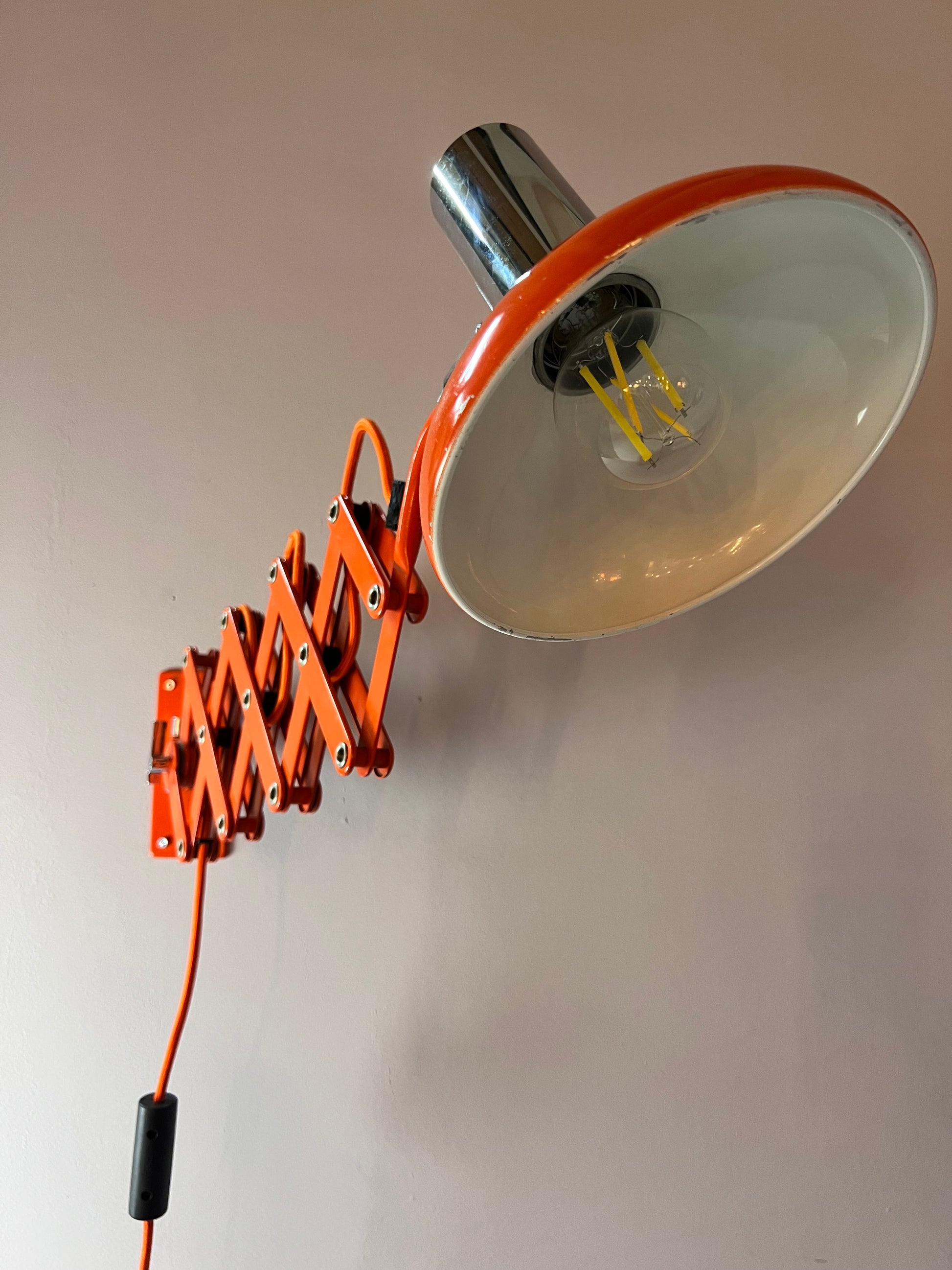 Wandlampe orange von Hustadt Scherenlampe