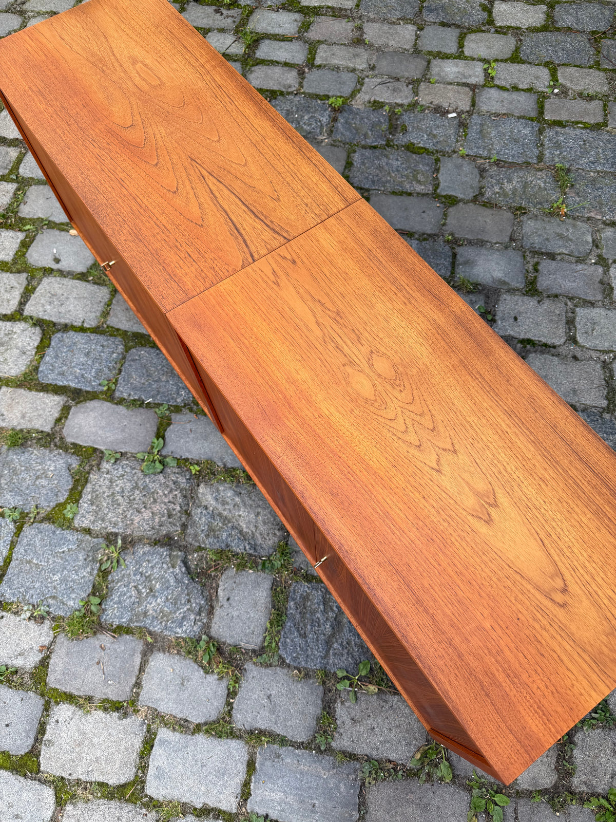 Sideboard Teak mit Flügeltüren & neuen Chromfüßen