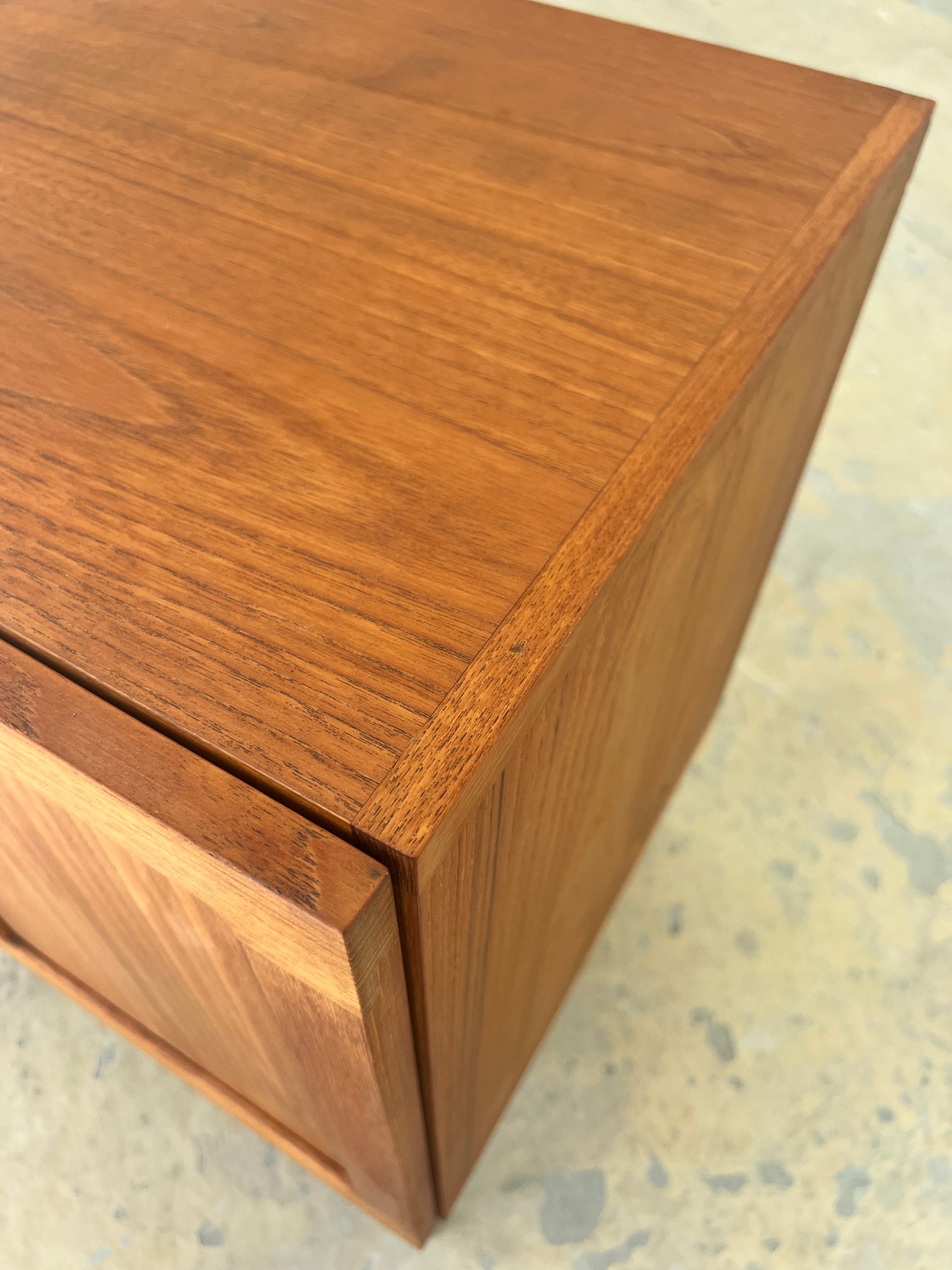 Kommode Teak mit Flügeltüren & neuen Chromfüßen von H. W. Klein