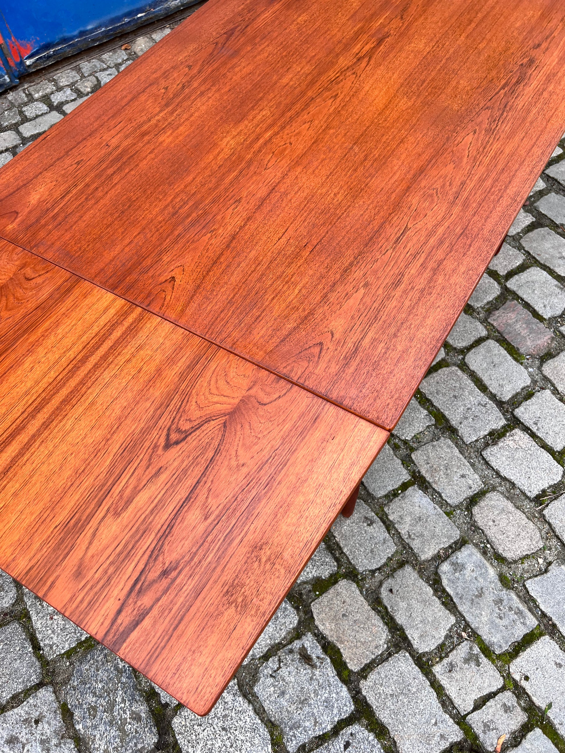 Esstisch Teak ausziehbar mit trapezförmigen Tischblättern