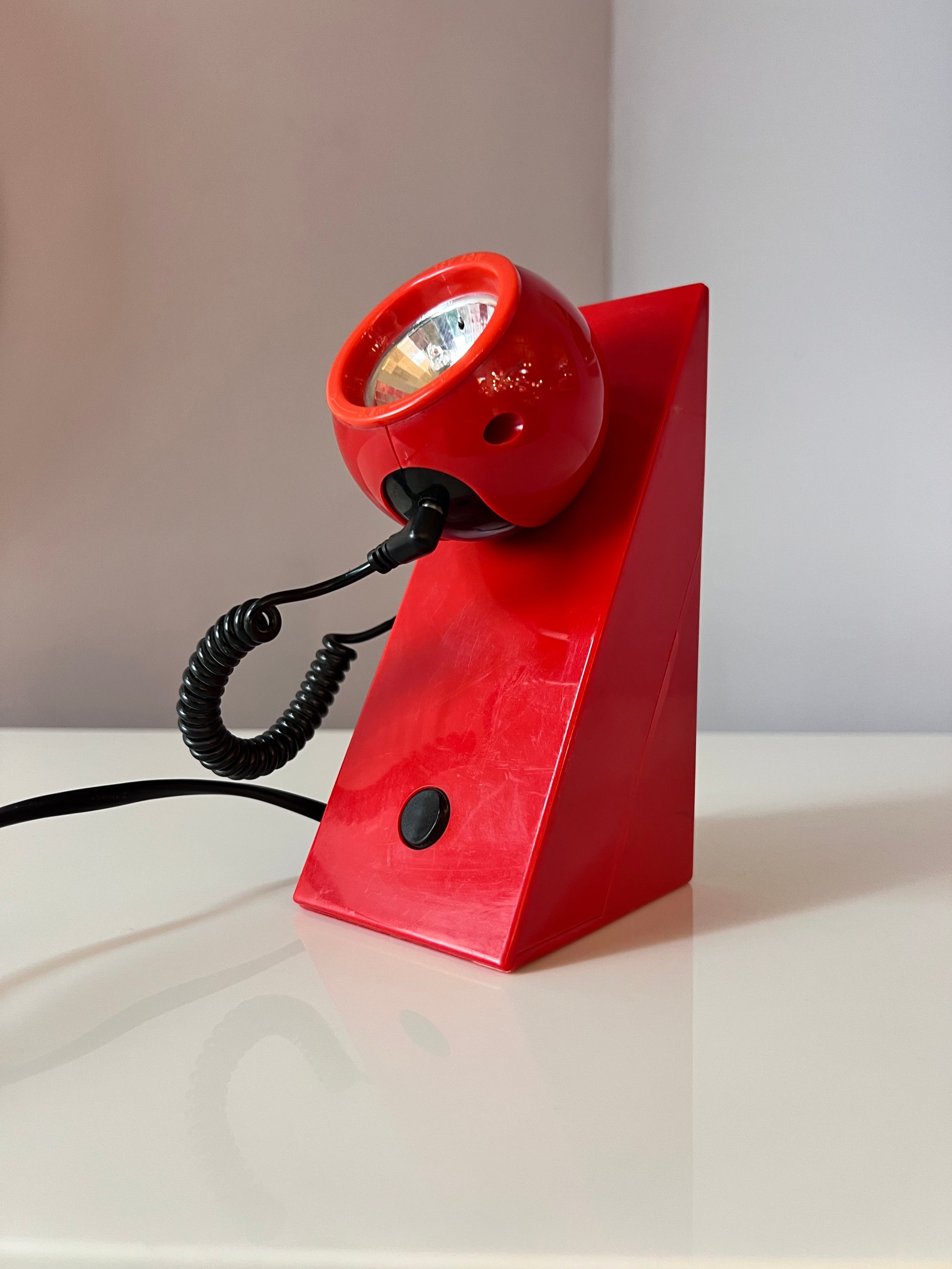Tischlampe rot mit magnetischem Kugelkopf von Brilliant Leuchten