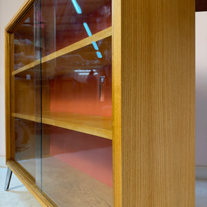 Vitrine Esche mit roter Rückwand & neuen Chromfüßen von Hellerau