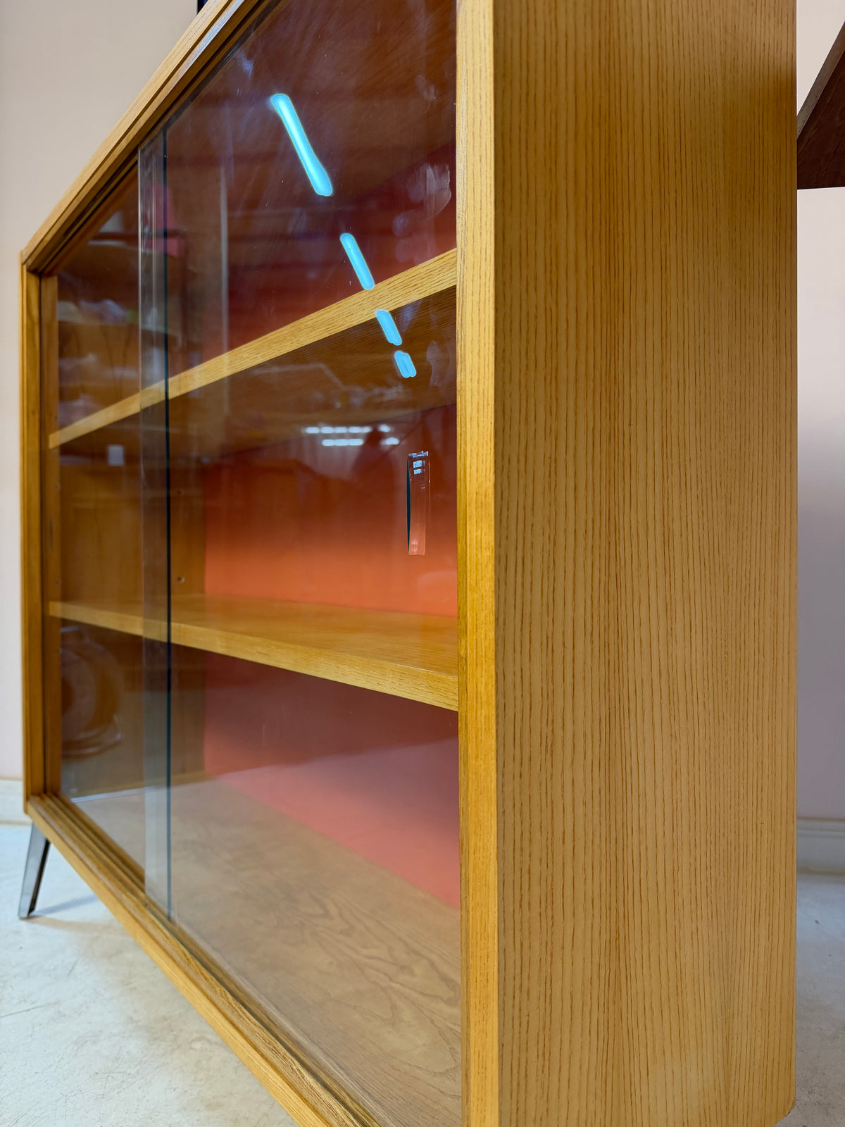 Vitrine Esche mit roter Rückwand & neuen Chromfüßen von Hellerau