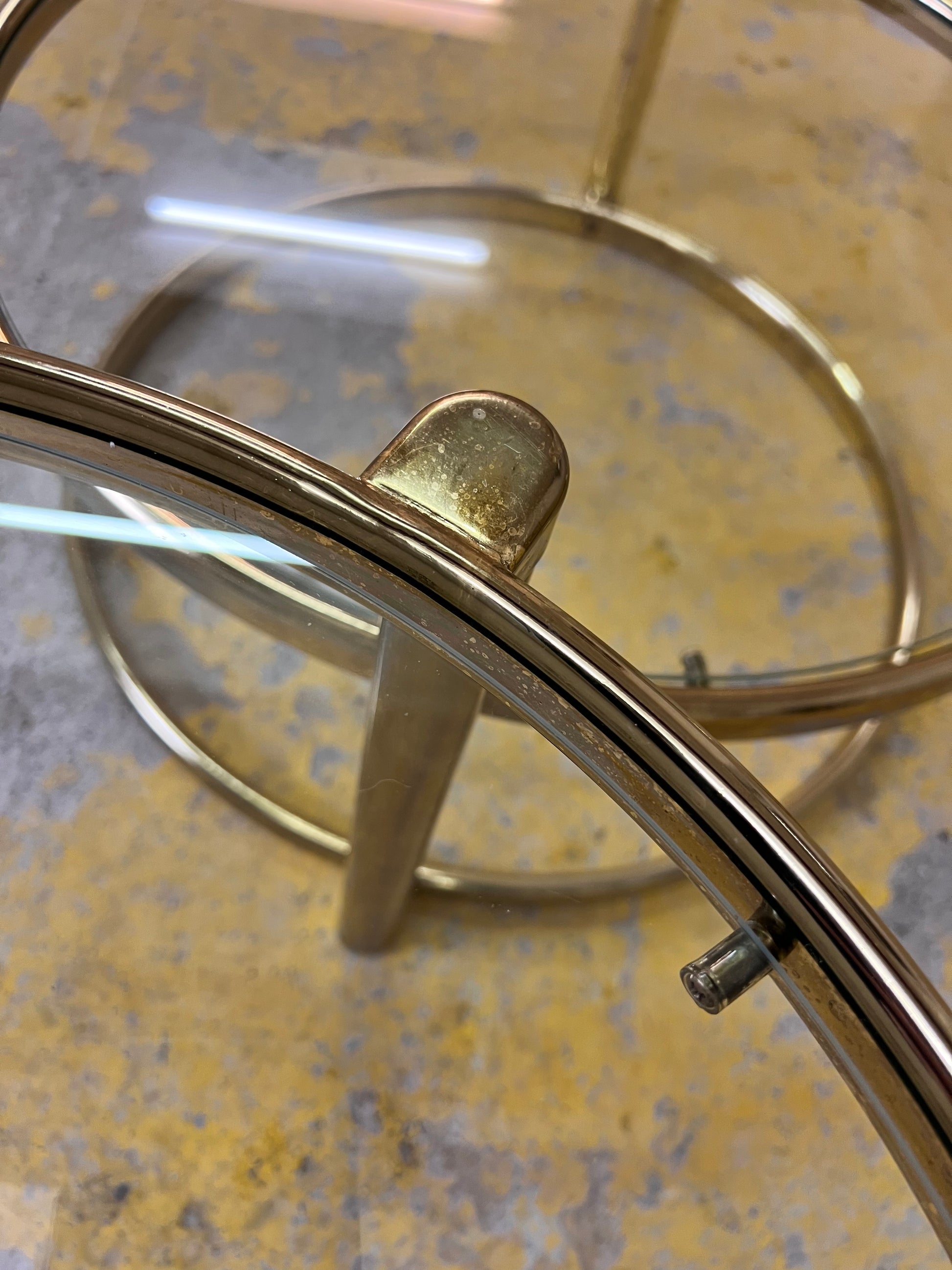Runder Couchtisch Messing Glas mit drehbaren Tischplatten